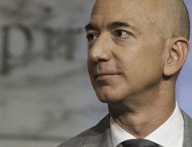 Τζεφ Μπέζος: «Σε μερικές δεκαετίες θα πρέπει να αφήσουμε τη Γη και να μεταφέρουμε τη βαριά βιομηχανία στο διάστημα»